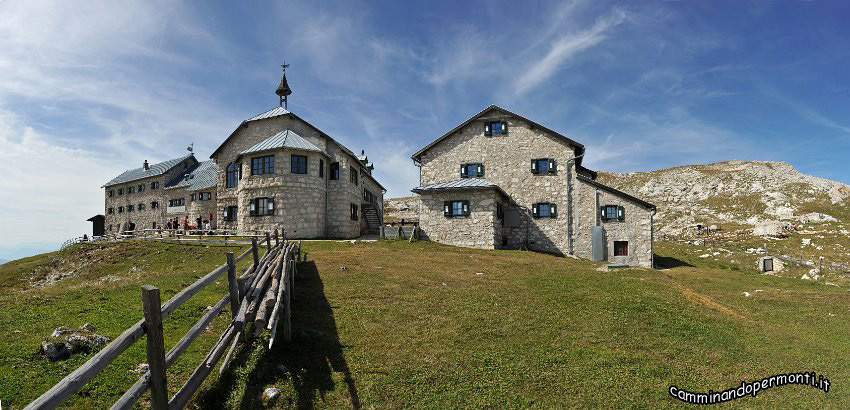 090 Rifugio Bolzano - a destra il Monte Petz.jpg